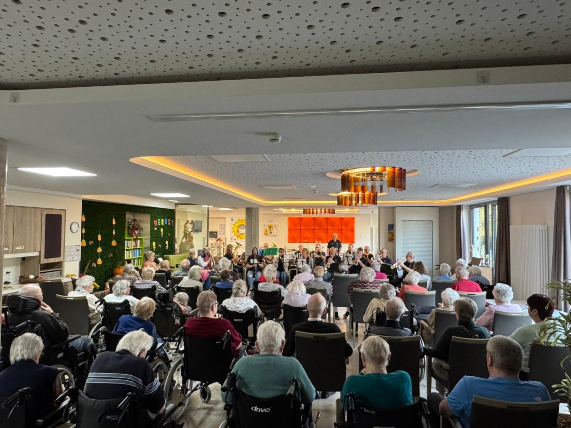 Feuerwehrkapelle Schwalenberg zu Besuch im St. Rochus Seniorenhaus der KHWE